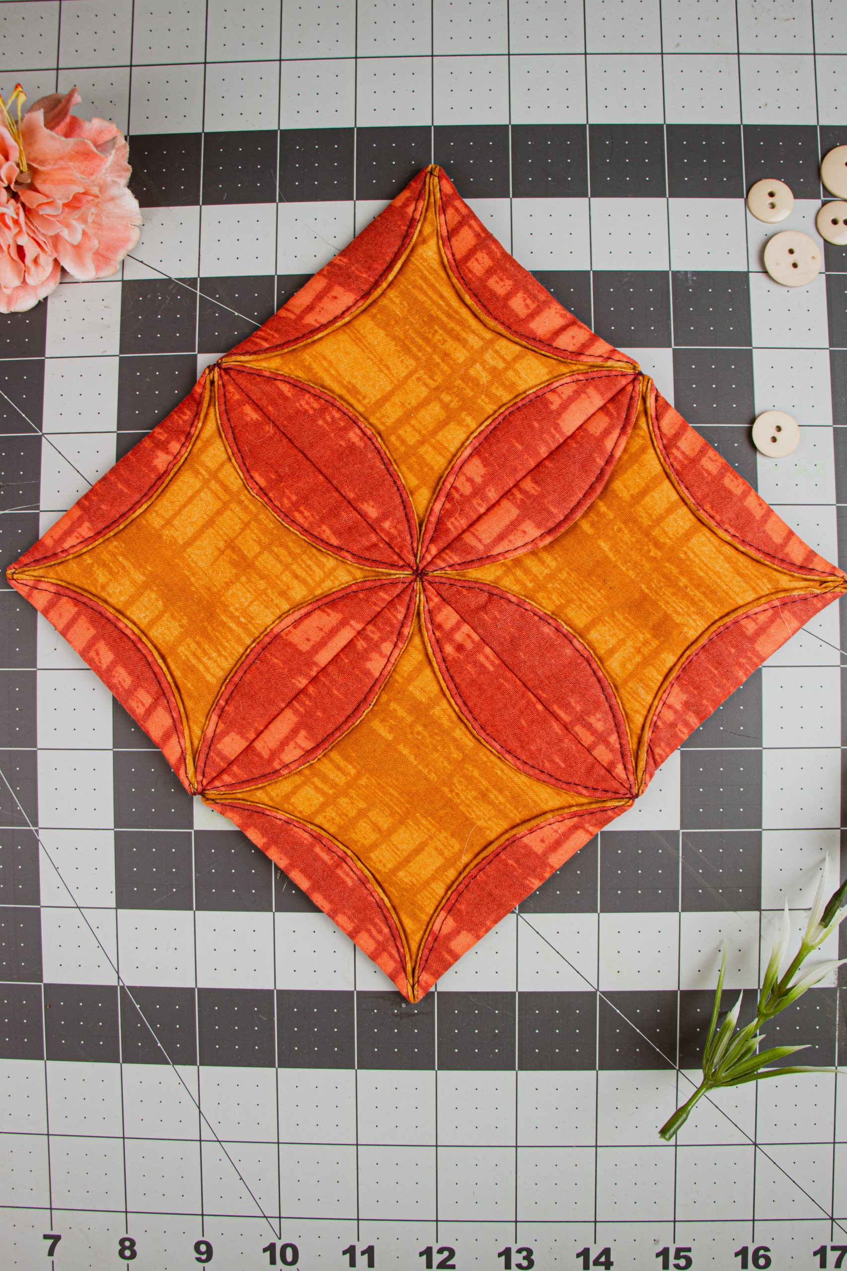 Retro Mock Cathedral Windows Quilt Block We Like Sewing